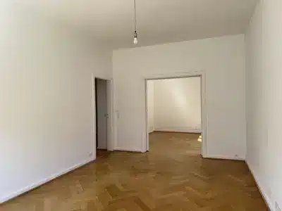 4-Zimmer-Wohnung im Wachmannquartier - Wohnzimmer mit Durchgang (174)