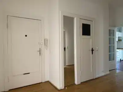 4-Zimmer-Wohnung im Wachmannquartier - Wohnungstür (187)
