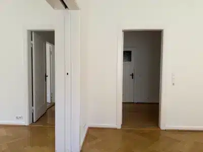 4-Zimmer-Wohnung im Wachmannquartier - Wohnzimmer und Esszimmer mit separaten Zugängen (178)