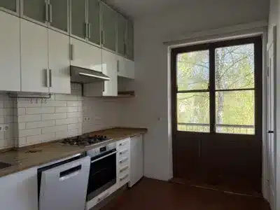 4-Zimmer-Wohnung im Wachmannquartier - Küche mit Tür zur Loggia (184)