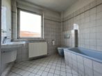 Charmantes Reihenhaus für die Familie in zentraler Lage und grüner Umgebung - Badezimmer Obergeschoss