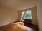 Sanierungsbedürftige Eigentumswohnung in gepflegter Hausgemeinschaft - Zimmer mit Balkon