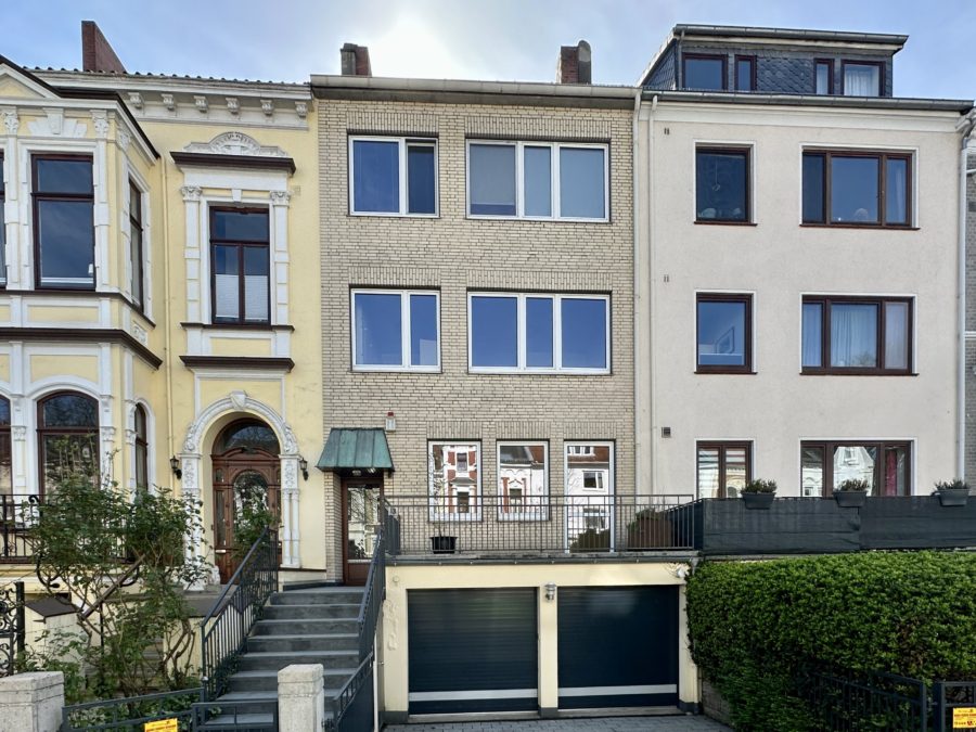 Charmantes Reihenhaus mit 3 Wohnungen und Garage in exzellenter Lage, 28209 Bremen, Mehrfamilienhaus