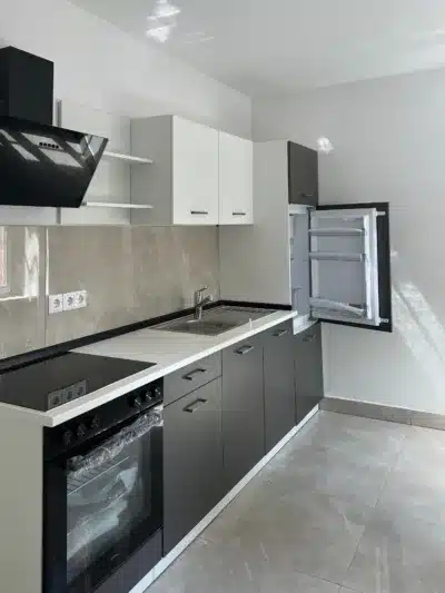 Gemütliche 3-Zimmer-Wohnung mit Balkon in der Curie-Siedlung - Küche (1023)
