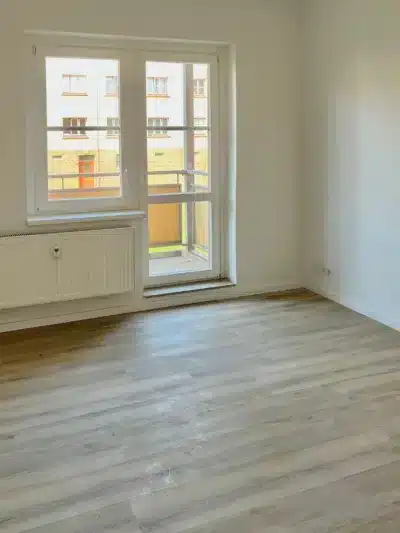 Gemütliche 3-Zimmer-Wohnung mit Balkon in der Curie-Siedlung - Wohnzimmer (1021)