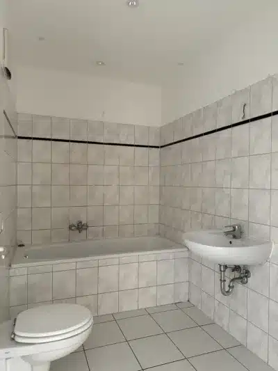 Gemütliche 3-Zimmer-Wohnung mit Balkon in der Curie-Siedlung - Bad (863)