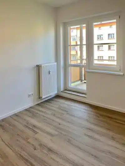 Gemütliche 3-Zimmer-Wohnung mit Balkon in der Curie-Siedlung - Wohnzimmer (1012)