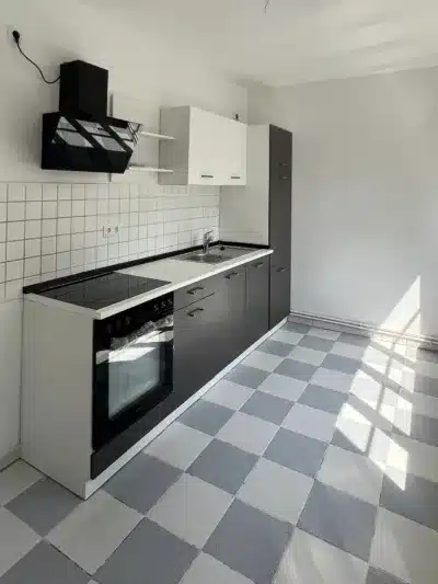 Gemütliche 3-Zimmer-Wohnung mit Balkon in der Curie-Siedlung - Küche (1011)
