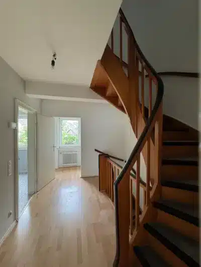 Gepflegtes Reihenmittelhaus in Horn-Lehe - Flur mit Treppe (136)