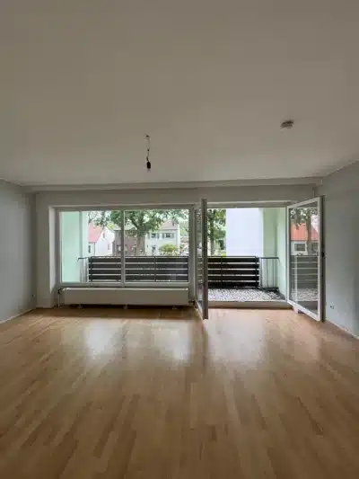Gepflegtes Reihenmittelhaus in Horn-Lehe - Wohnzimmer mit Balkon (133)